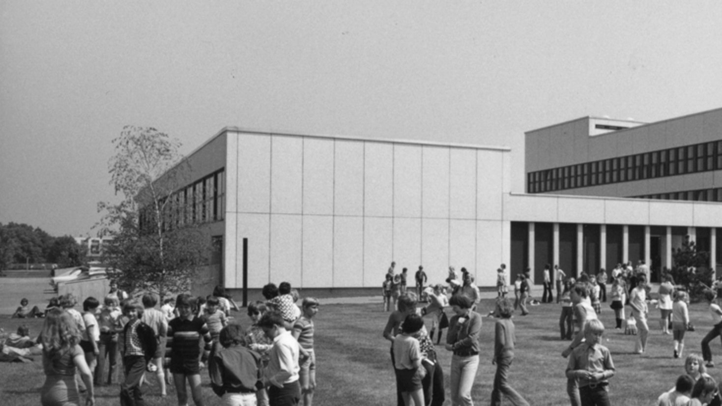 1970-1980 Doch manches wird auch einfach schön! Es wird gut besuchte Wahlunterrichte wie Handarbeit, Stenographie und Werken geben, aber auch Fußball, Tischtennis, Handball und Orchester. Die Musiker wagen erste Frühjahrskonzerte in der Turnhalle, die Fachschaft Sport wird Turniere im Sitzfußball ausschreiben, die Fachschaft Biologie sich über die erhöhte Effektivität im Biologieunterricht durch die Anschaffung von zwei Overheadprojektoren freuen. Im schuleigenen Photolabor wird kenntnisreich Herr Dombrowsky aushelfen, die Klassen 11 verbringen Gemeinschaftstage in Fürstenried, der Sieger im Wettbewerb „Verschönerung der Klasszimmer“ freut sich über einen Zusatzwandertag. Manche haben Glück und Geschichtsunterricht bei Herrn Schotte. Der Jahresbericht beinhaltet jährlich den Bericht der Schulärztin, die das regelmäßige Rauchen beklagt und die Eltern auf Haltungsschäden ihrer Kinder hinweist.