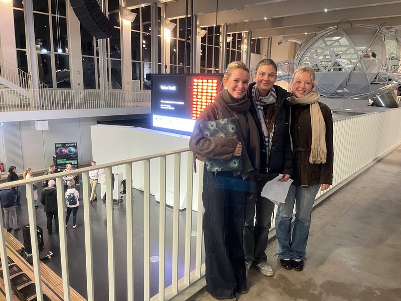 Quantencomputer aus Atomen bauen – Elftklässlerinnen bei Wissenschafts-Vortrag am Deutschen Museum